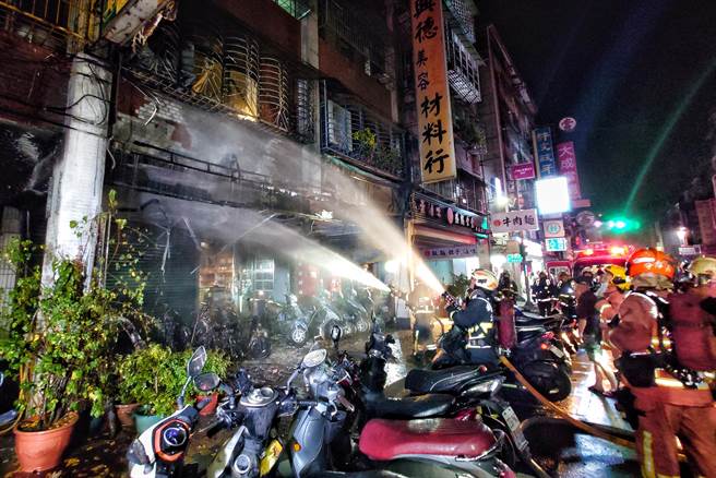 突如其来的火舌迅速漫成凶猛大火，并一度顺着遮雨棚向上延烧。（杜宜谙摄）