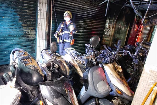 初估有6辆机车全毁、4辆半毁。（杜宜谙摄）