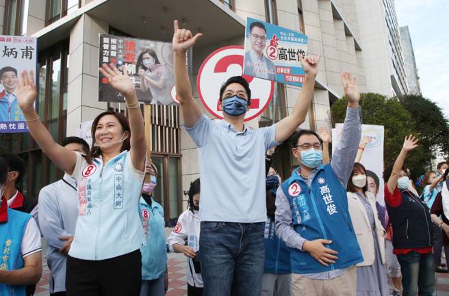国民党台北市长候选人蒋万安（前中）18日到南京东路、松江路口举行「台北找（早）安」活动，向民眾拜票，寻求支持。（赵双杰摄）