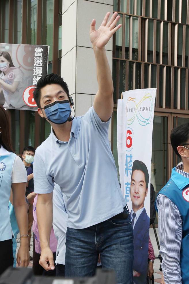 国民党台北市长候选人蒋万安（见图）18日到南京东路、松江路口举行「台北找（早）安」活动，向民眾拜票，寻求支持。（赵双杰摄）
