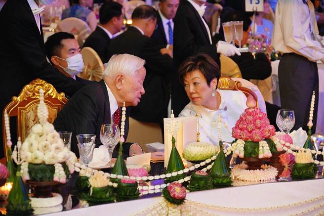 台湾APEC领袖代表、台积电创办人张忠谋（前排左）和夫人张淑芬（前排右）17日晚间出席APEC经济领袖欢迎晚宴。（台湾代表团提供）