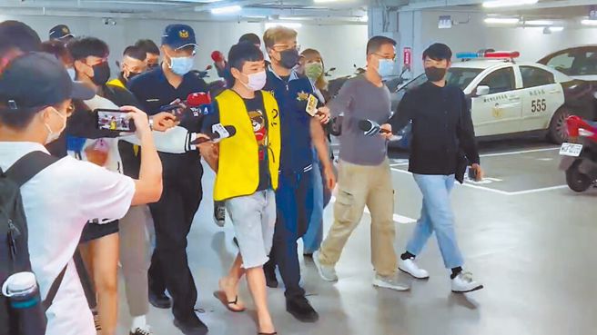 新北市警方接連破獲「台版柬埔寨」詐騙集團，警方至新店中央路商旅攻堅，成功營救被害人。（新店分局提供／王揚傑新北傳真）