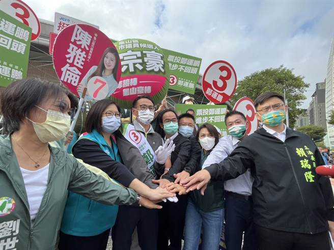 高雄8名立委北上挺郑运鹏，以高雄4年前的惨痛教训呼吁桃园别重蹈覆彻。（陈梦茹摄）