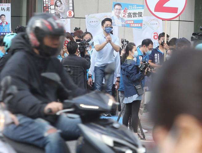 國民黨台北市長候選人蔣萬安（後中）18日到南京東路、松江路口舉行「台北找（早）安」活動，向民眾拜票，尋求支持。（趙雙傑攝）