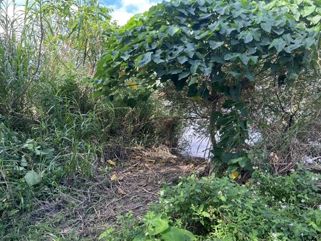 警消获报后赶抵，进行打捞，目前尸体身分仍待确认中。（民眾提供）