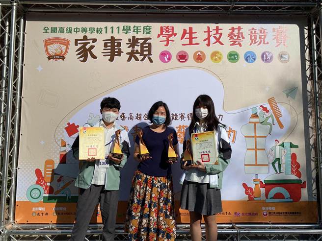 勇奪「飾品製作」金手獎第三名的樟樹流行服飾科三年級吳欣穎選手（右一）及獲得金手第四名的何幃充選手（左一）。（新北市教育局提供）
