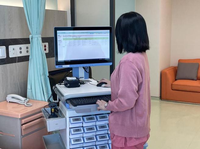 （研华协助屏东荣总，以物联网创新用药管理模式，成为全台第一家大规模导入闭环式用药管理医院。图／研华提供）