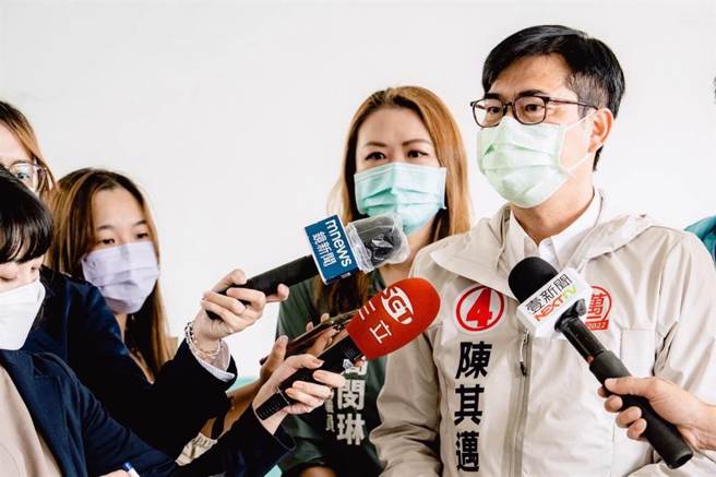 高雄市议员林智鸿批评，国民党高雄市长候选人柯志恩2017年时任立委时，在立法院阻碍前瞻基础建设特别条例通过，民进党高雄市长候选人陈其迈表示，还好当时国会民进党多数，才没有被当时的在野党国民党杯葛预算，柯委员应该要说明清楚，她当时的这些状况。 (林雅惠摄)