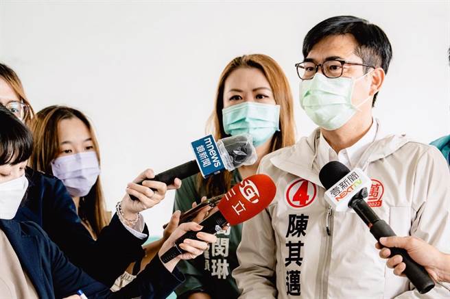 国民党高雄市长候选人柯志恩17日在林园举办最后一场的庙口开讲，民进党创党元老许国泰到场压轴演说，许猛攻民进党失去创党精神，很多政策都是用骗的，爱陈其迈就不要支持他连任，对此，民进党高雄市长候选人陈其迈强调，交由高雄市民来决定。(林雅惠摄)