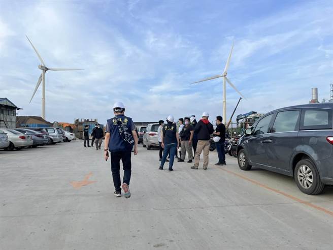 移民署中区事务大队彰化县专勤队干员，逮捕非法打工。（彰化县专勤队提供／吴敏菁彰化传真）