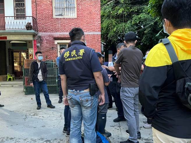 移民署中区事务大队彰化县专勤队干员，逮捕非法打工。（彰化县专勤队提供／吴敏菁彰化传真）