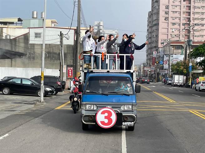 柯志恩「绕着高雄跑」车队18日上午进入北高雄。（柯志恩竞总提供／洪浩轩高雄传真）