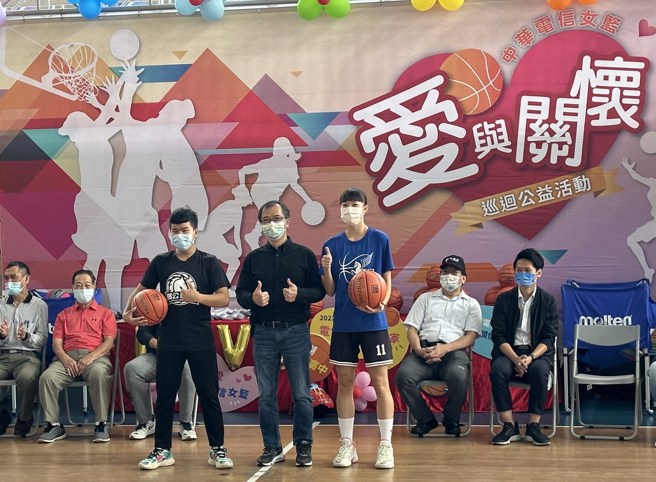 中華電信基金會副執行長高世威(中)現場捐贈比賽用球給馬公高中。(黃及人攝)