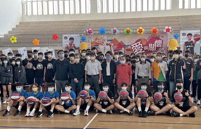 中華電信愛與關懷巡迴公益活動第3次造訪澎湖。(黃及人攝)