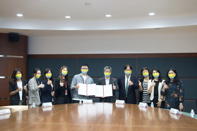 義守大學與UNIQLO簽署MOU合作備忘錄，強強聯手打造即戰力人才。(照片/義守大學提供)