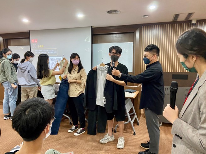 「漾學堂2.0」講座課程中，學生透過自信穿搭教學，瞭解時尚服裝產業就業環境，也為未來提早做好求職準備。(照片/義守大學提供)