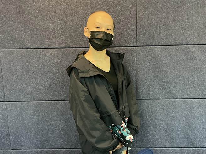各新冠疫苗受害者及家属求助无门  27岁小姐摘下帽子露出光头。曾薏苹摄