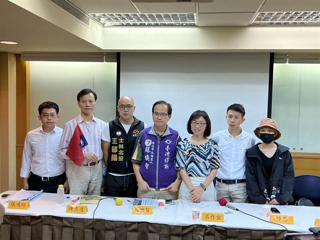 台北市长候选人苏焕智今召开「新冠疫苗副作用受害者」记者会。曾薏苹摄