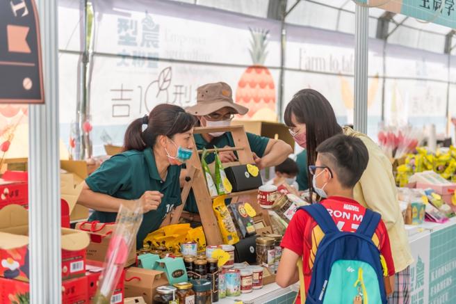 「吉10型乐•型农市集」邀集来自高雄各地型农与民眾分享生鲜蔬果、农特产加工品与地方美食(高雄市农业局提供) 