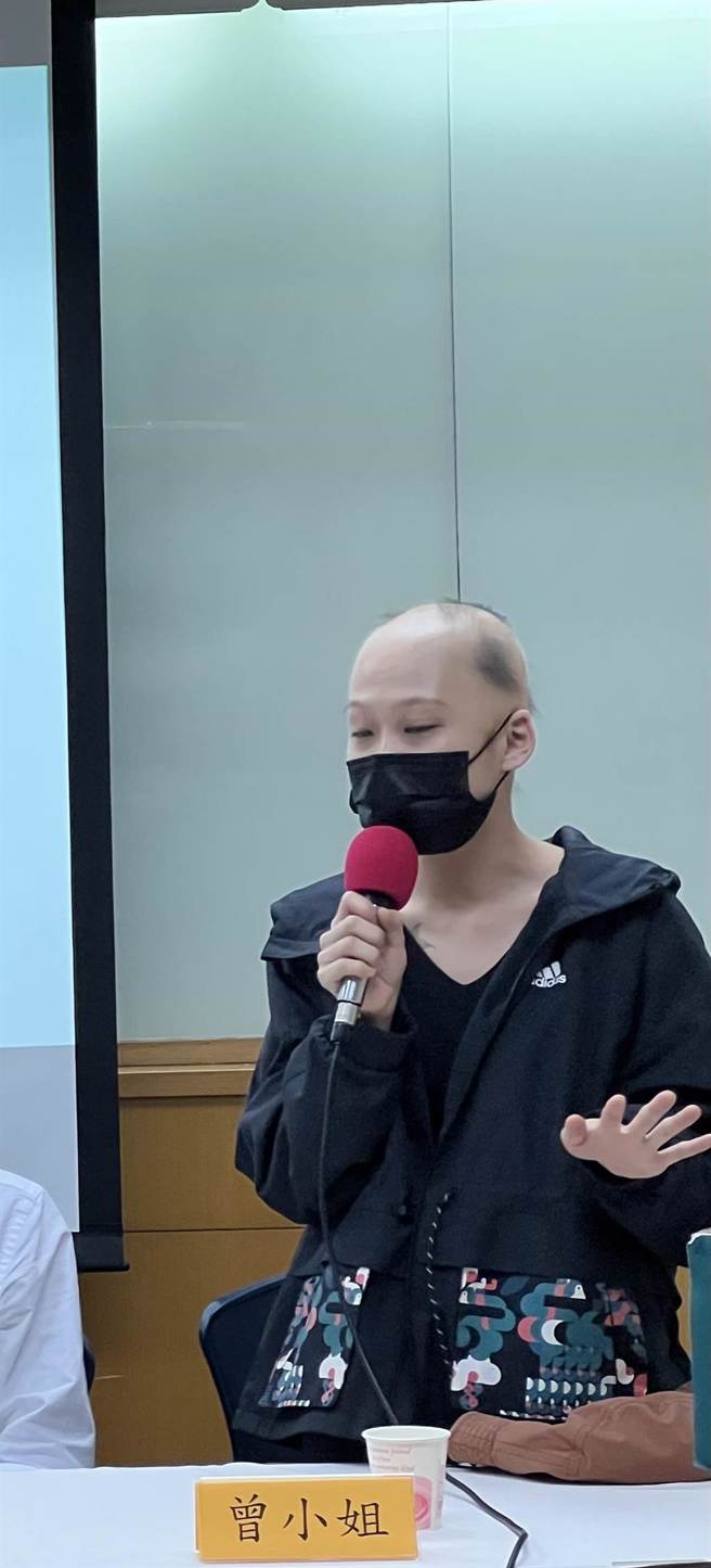 各新冠疫苗受害者及家属求助无门 27岁小姐摘下帽子露出光头。曾薏苹摄