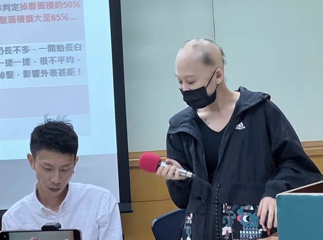 各新冠疫苗受害者及家属求助无门 27岁小姐摘下帽子露出光头。曾薏苹摄