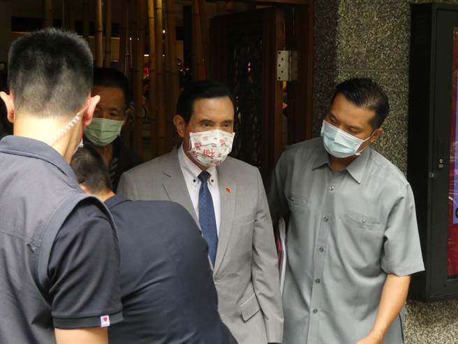 民眾黨新竹市長候選人高虹安因涉貪汙助理費案，政治生涯遭重大挑戰，昨天卻稱可能是以前握過前總統馬英九「死亡之握」影響再惹議。馬辦證實，高上午已致電馬英九基金會，表示自己發言並不得體，對馬很抱歉。（周志豪攝）