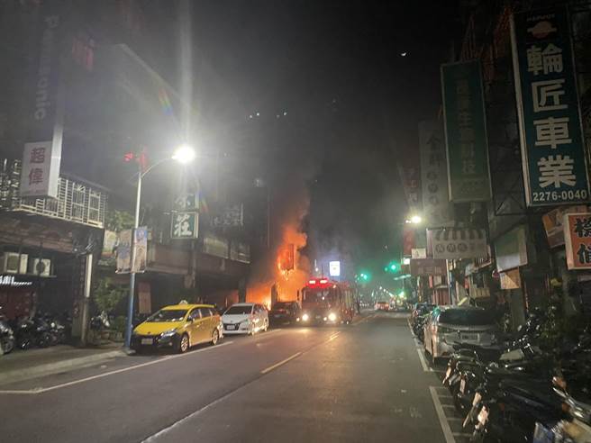 新北市新莊區幸福路568號的附近騎樓，18日凌晨有數台停在該處的機車突然起火。(黃敬文翻攝)