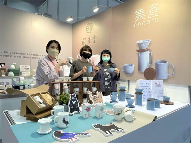 新北市莺歌陶瓷博物馆2008年推出「莺歌烧品牌计画」，莺歌烧本月18日至21日也进驻最具知名度的「2022台湾国际咖啡展」，展售陶博馆开发的热门文创商品，以及莺歌烧厂商的特色陶瓷咖啡器具。（蔡雯如摄）