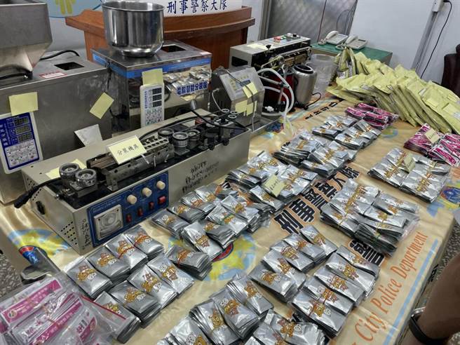 警方查詐團水房發覺隔壁有異，搜出5504包毒品咖啡包。（洪靖宜攝）