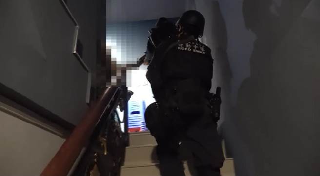 警方攻堅，不過內部已空無一人。（翻攝照片／高雄洪靖宜傳真）
