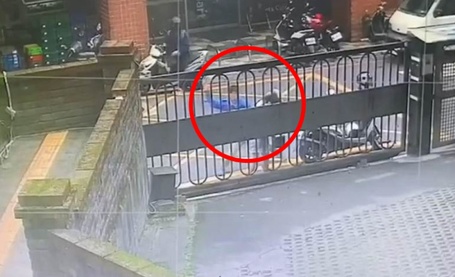 新北市淡水有对父母早上要送小孩前往保母处照顾时，两人疑似因故发生口角，丈夫竟不顾妻子怀中还抱着不到一岁的孩子，狂甩妻子好几个巴掌。(黄敬文翻摄)