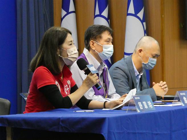 桃園市長鄭文燦遭質疑協助詐騙集團炒作農地，國民黨上午更點名，桃園市政府農地主管機關的經發局長郭裕信，竟更直接介入炒作桃園觀音區，還透過將購得農地汙染方式，向自己的轄下機關申請變更地目，試圖自己放水自己賺取暴利。（周志豪攝）