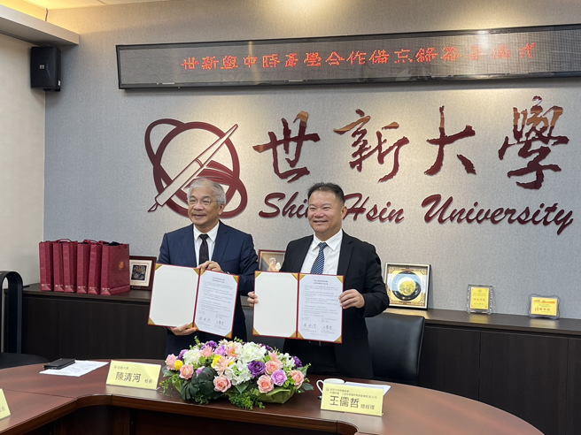 世新大学与中时集团旗下时际创意传媒于今日(11/18)进行产学合作备忘录签署仪式，开启全方位合作。(摄影/景义婷)