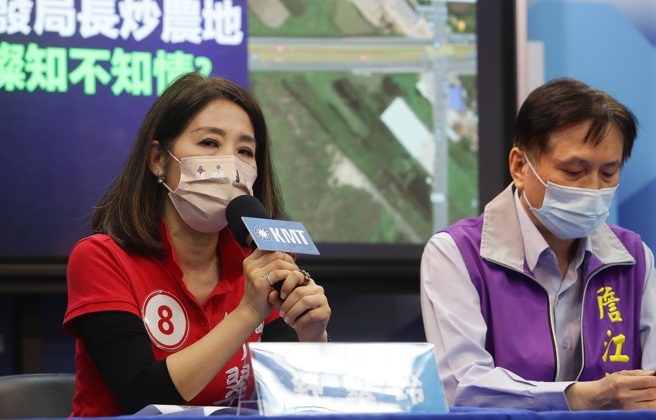 國民黨18日召開「連經發局長都在炒農地，鄭文燦市府螺絲掉到水溝」記者會，國民黨桃園市議員候選人舒翠玲（左）與詹江村（右）出席，痛批桃園市政府經發局長郭裕信炒作農地。（季志翔攝）