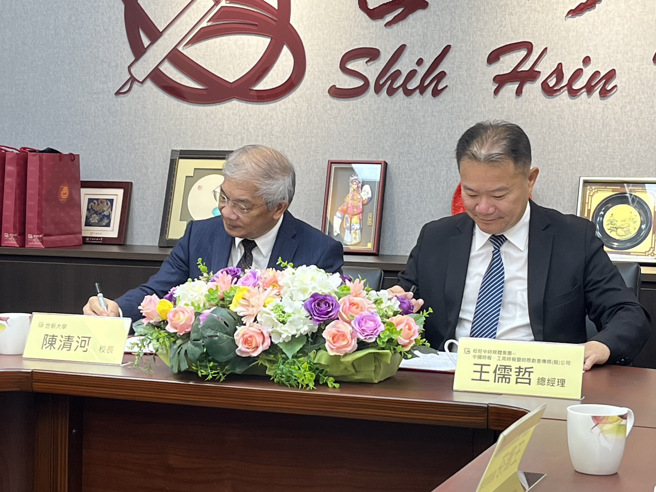 世新大学陈清河校长(左)与中国时报、工商时报暨时际创意传媒总经理王儒哲(右)此次签约除了达成互利的产学合作也促成了双方学术方面的交流。(摄影/刘于瑄)