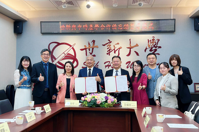 双方进行产学合作计画签署后留下珍贵画面。(摄影/王雅芬)