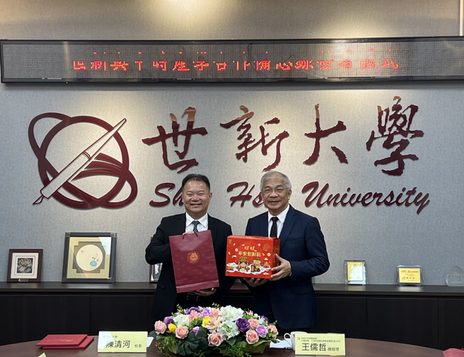 中时(左)与世新(右)签署产学合作计画后双方互赠礼物。(摄影/王雅芬)