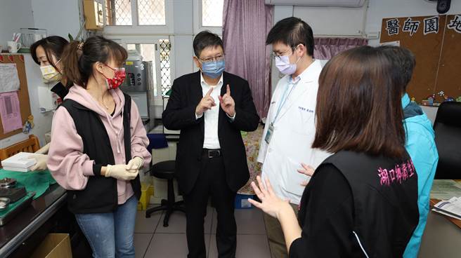 新竹县长候选人杨文科关心民眾身心健康，承诺未来还要增加社区心理卫生中心。（杨文科团队提供／邱立雅竹县传真）