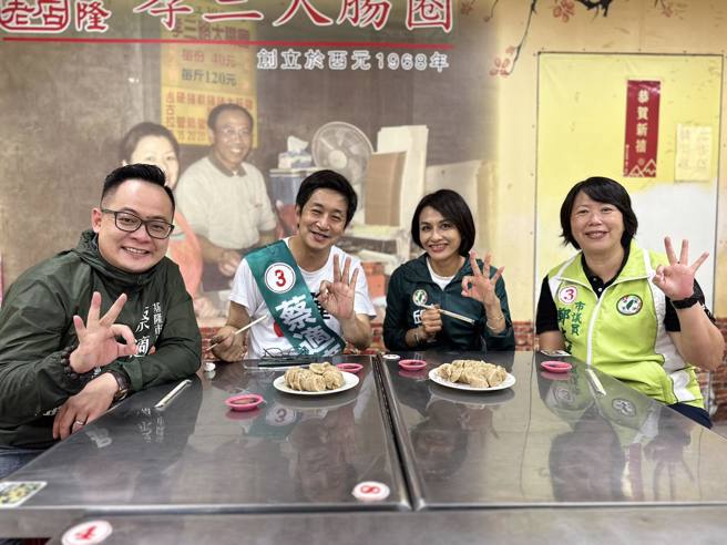 民进党基隆市长候选人蔡适应（左二）、民进党立委邱议莹（右二）。（图／取自蔡适应脸书）