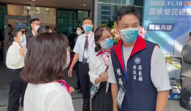 蓝议员参加屏东荣总开幕遭挡，怒批：看病也分蓝绿？(翻摄画面)