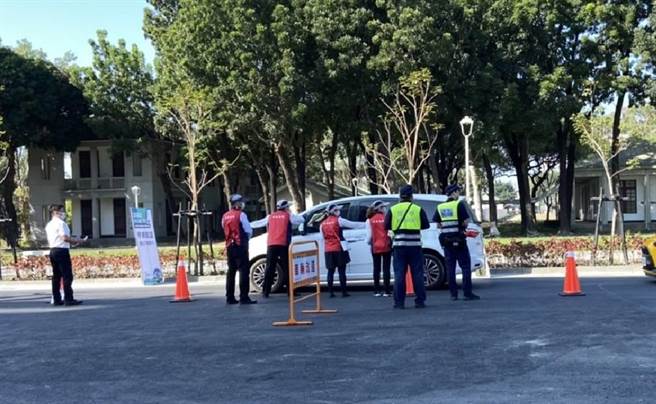 蓝议员参加屏东荣总开幕遭挡，怒批：看病也分蓝绿？(翻摄画面)