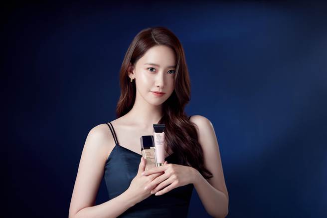 【雅诗兰黛】雅诗兰黛亚太区代言人润娥，亲自示范以全新升级《24H聚光粉保湿粉底精华 SPF20 PA＋＋＋》及《粉保湿水啵啵妆前精华》打造最新韩流水光底妆。（雅诗兰黛提供）
