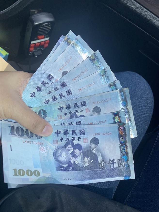 雲林縣古坑村長候選人涉賄羈押禁見，辦案人員並查扣賄款現金。（雲林地檢署提供／張朝欣雲林傳真）