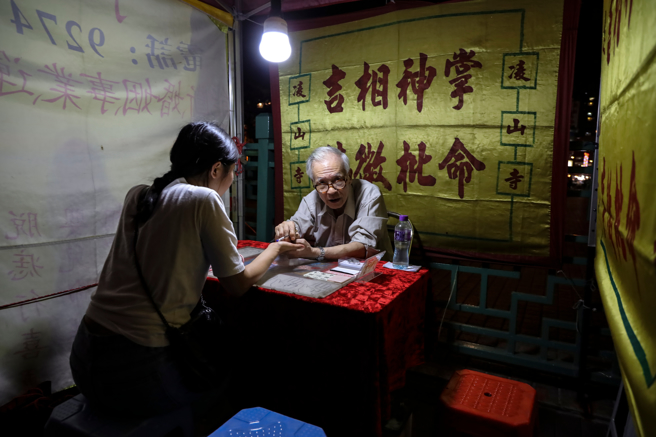 測字的學理只能用「玄妙」來形容它的深刻。不同的人，在不同的時間、不同的環境裡，用不同字或同樣的字，問相同或不同的事，卻可能有著完全不一樣的答案，可見得其中有多麼複雜。（示意圖/ shutterstock）