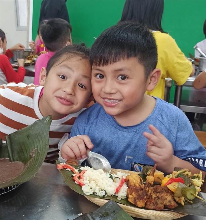 苗栗县蓬莱国小邀请名师到校以在地食材制作特色料理。（蓬莱国小提供／谢明俊苗栗传真）