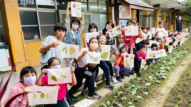 苗栗县蓬莱国小邀请名师到校以在地食材制作特色料理。（蓬莱国小提供／谢明俊苗栗传真）