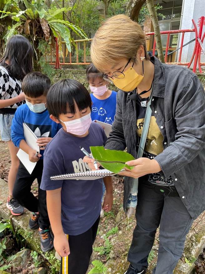 苗栗县蓬莱国小邀请名师到校以在地食材制作特色料理。（蓬莱国小提供／谢明俊苗栗传真）