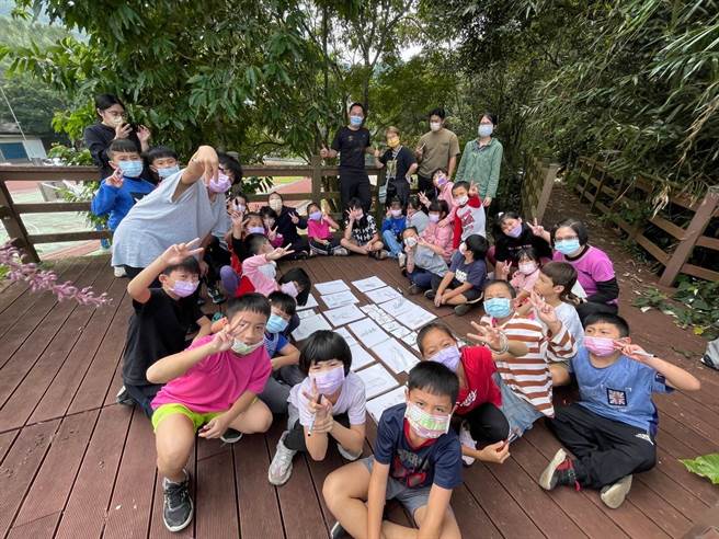 苗栗县蓬莱国小邀请名师到校以在地食材制作特色料理。（蓬莱国小提供／谢明俊苗栗传真）