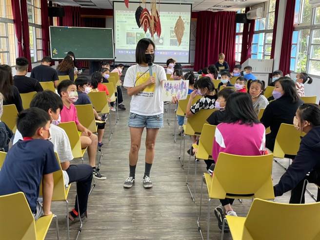 苗栗县蓬莱国小邀请名师到校以在地食材制作特色料理。（蓬莱国小提供／谢明俊苗栗传真）