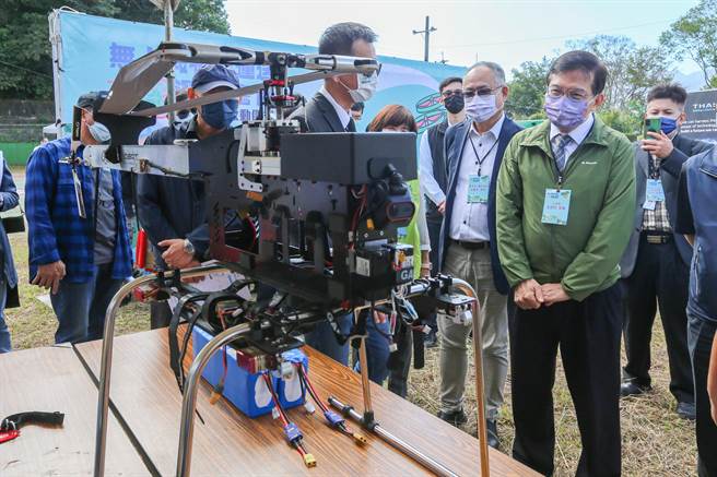  交通部王国材部长参观厂商展示区，听取无人机业者就目前科技应用说明。（陈麒全摄）